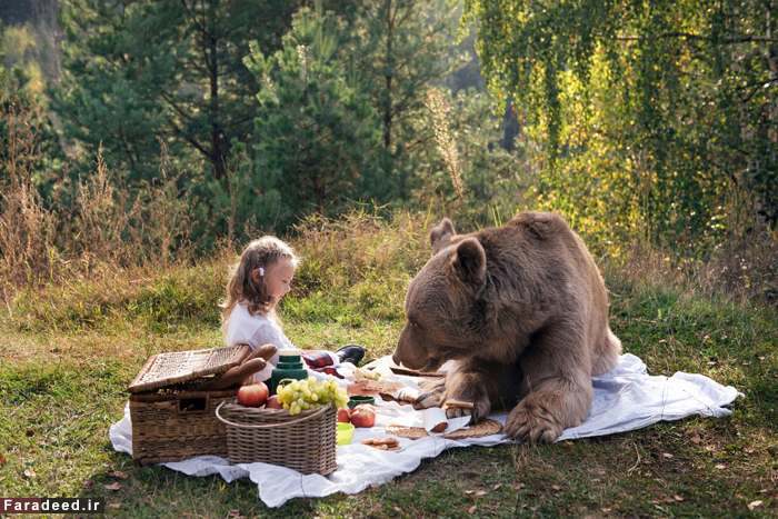 تصاویر/ پیک‌نیک‌ مادر، دختر و خرس غول‌پیکر