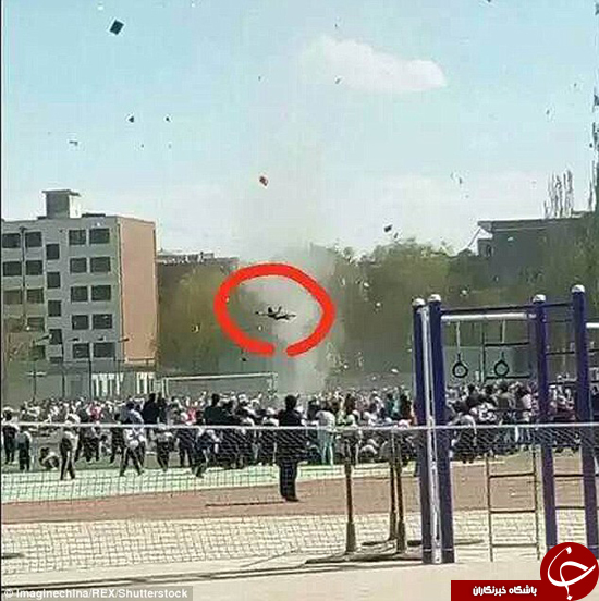 طوفان دانش‌آموزی را چندین متر به هوا برد + تصاویر