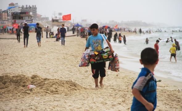 تصاویر : افزایش دما و پناه بردن مردم غزه و رام الله به دریا