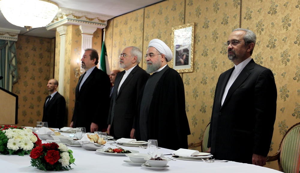 روحانی سر میز شام / عکس