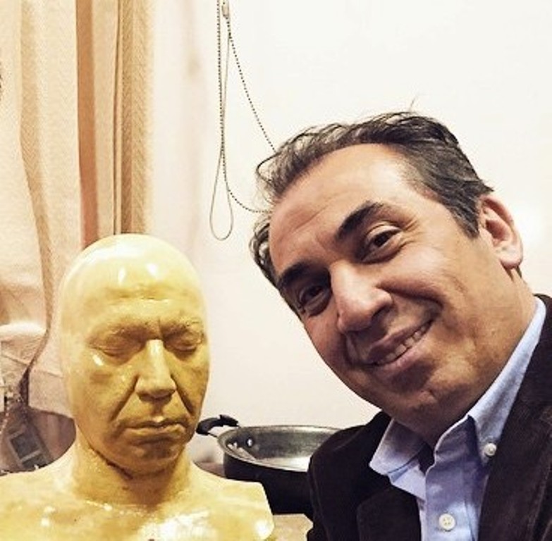 سیامک انصاری در کنار مجسمه اش/عکس