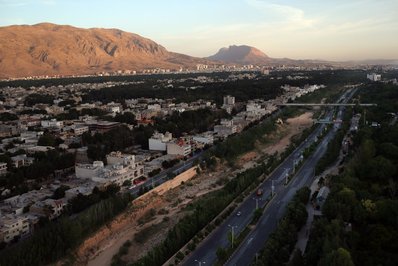 مور سفر خود را از شیراز آغاز کرد، یکی از شهرهای پیشرفته ایران. شیراز به لطف شاعران ایرانی، جامعه بزرگ آکادمیک و آثار تاریخی متعدد، فرهنگ فارسی و ایرانی را در خود جای داده است.