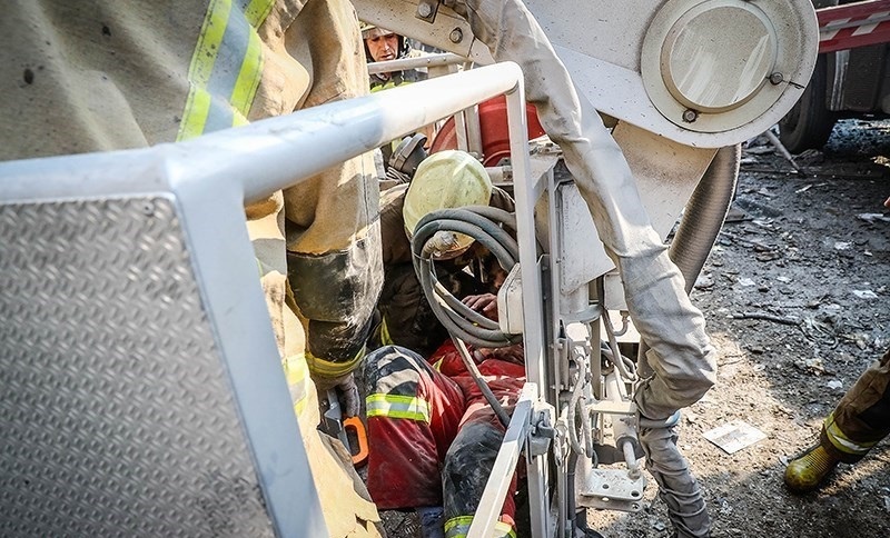 عکس / آتش‌نشانان مصدوم حادثه آتش سوزی و ریزش ساختمان تجاری پلاسکو