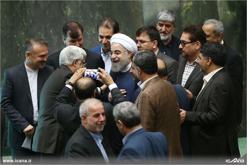 عکاسی یک نماینده از روحانی/ عکس