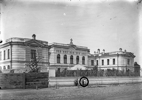 دختر سفیدپوش غمگین احتمالاً شبه است + عکس