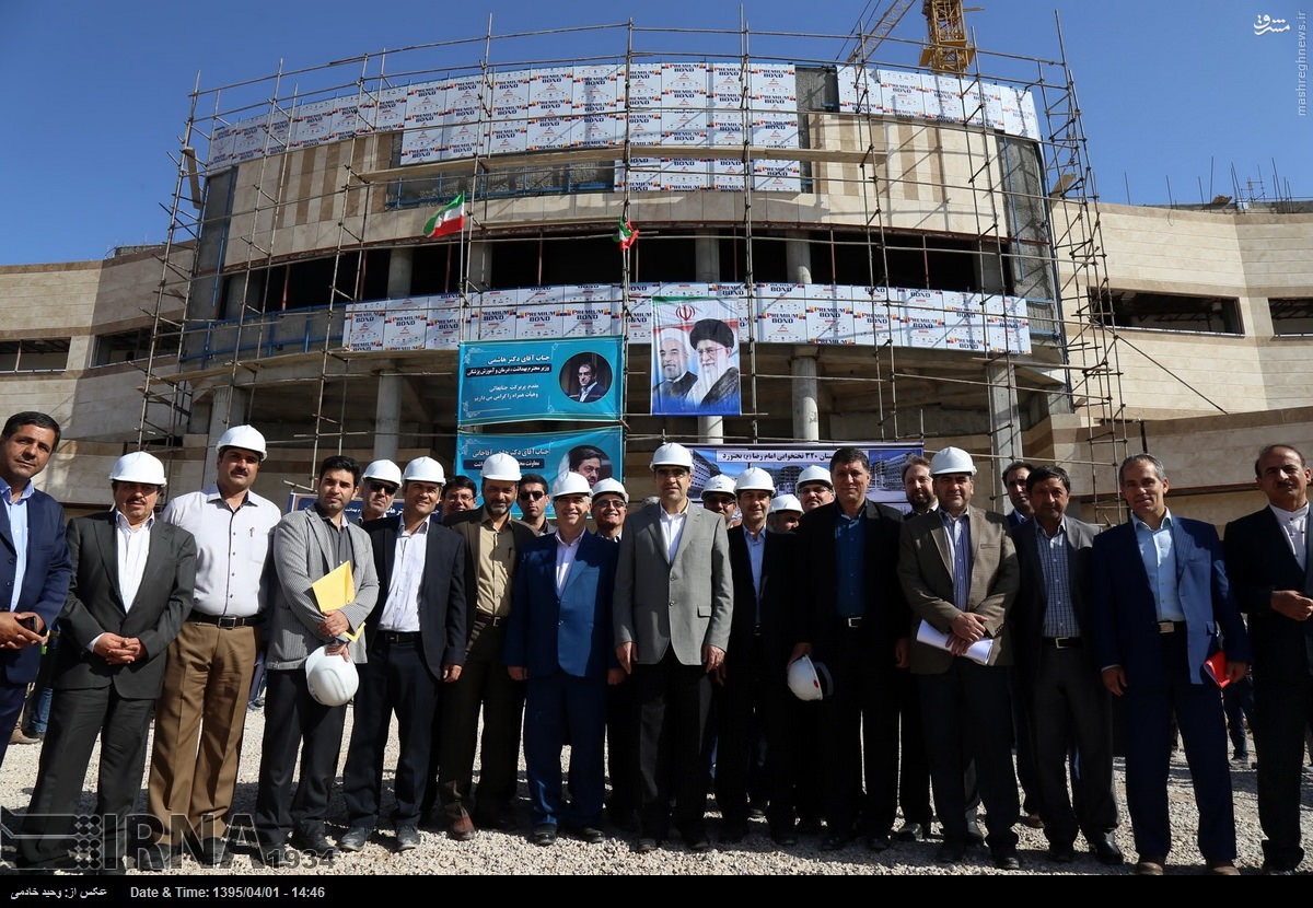 عکس یادگاری وزیر بهداشت با کارگران