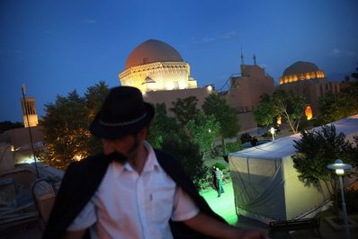 یزد به عنوان شهر معماری تاریخی ایران شناخته می شود. آب و هوا در این شهر، معماران را مجبور به روی آوردن به راه حل های خلاقانه برای مقابله با گرما کرده است. ساختمان ها در این شهر با برج های بادگیر ساخته شده است که با گرفتن باد و وارد کردن آن به داخل خانه ها، نقش یک کولر طبیعی را ایفا می کنند.