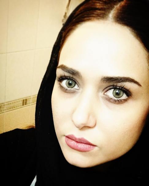 پریناز ایزدیار با لنز رنگی