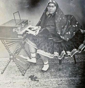 همسر ناصرالدین‌شاه پشت پیانو!/عکس