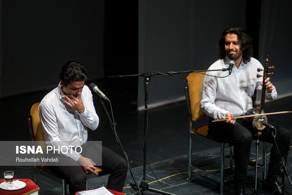 احساساتی شدن همایون شجریان هنگام رونمایی از آلبوم پدرش/عکس