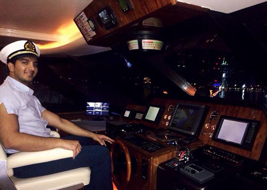 فرزاد فرزین در دبی کاپیتان کشتی شد/ عکس