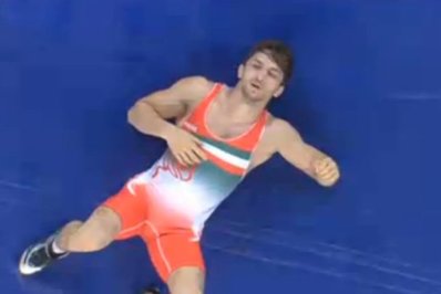 المپیک برای پرافتخارترین و طلایی‌ترین کشتی‌گیر ایران که تمام مردم روی مدال طلای‌ او حساب باز کرده بودند با یک تراژدی‌ غم‌انگیز و بهت‌آور همراه شد. آقای نابغه پس از چند بار ناکامی در آخرین فرصت خود توانست سهمیه المپیک را بگیرد عدم حضورش در مسابقات انتخابی و و رقابت نکردن با حریفان آماده ایرانی‌، حذف شدنش به خاطر ضربه زدن در مسابقات جهانی به خوبی نشان می‌داد که حال آقای نابغه خوب نیست! با تمام این حرف‌ها وارد المپیک شد و در کشتی اول با اینکه از حریف کم نام و نشان و پدیده ژاپنی خود پیش افتاده بود در نهایت با نتیجه ٥ بر ٤ کشتی‌ را واگذار کرد تا شوکی عجیب به تمام مردم و جامعه ورزش ایران وارد شود.