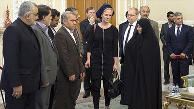 اما شاید بتوان ماریچه اسخاکه، نماینده هلندی پارلمان اروپا را جنجال‌سازترین دیپلمات زن در ایران نامید. نوع پوشش او در اولین روز سفر هیئت پارلمان اروپا و در دیدار با رییس مجلس ایران خشم بسیاری را برانگیخت.