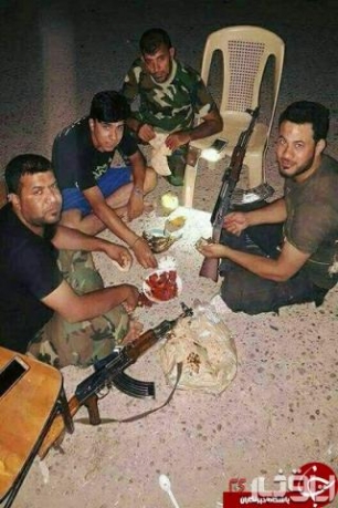 عکسی از سفره سحری مدافعان حرم در سوریه