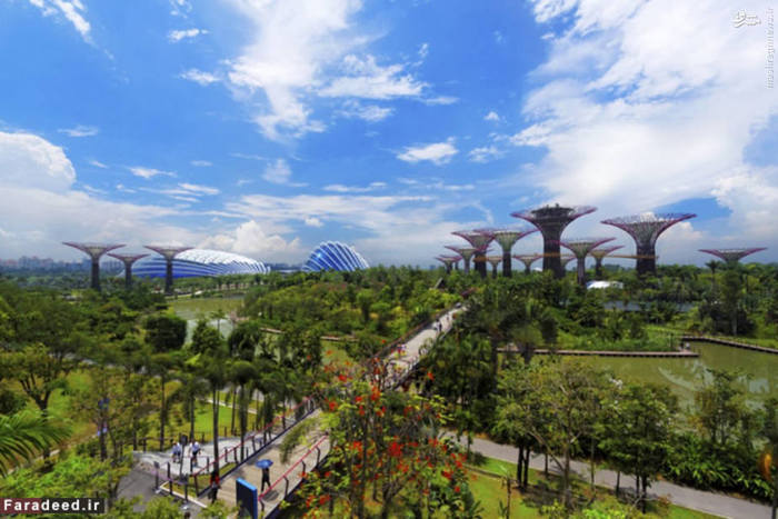 رتبه سوم ثروتمندترین: سنگاپور درآمد سرانه: 85000 دلار سنگاپور کشور-شهری است مستقل که با داشتن حکومتی عملگرا و عاری از فساد و با پیشرفت سریع اقتصادی به یک نماد تبدیل شده است. سنگاپور به دلیل تجارت آزاد و نرخ پایین مالیاتی که با بازار تجارت گرا همراه است بسیار توسعه یافته. با یک جمعیت 5.3 میلیونی، سنگاپور دومین کشور-شهر مستقل متراکم پس از موناکو است