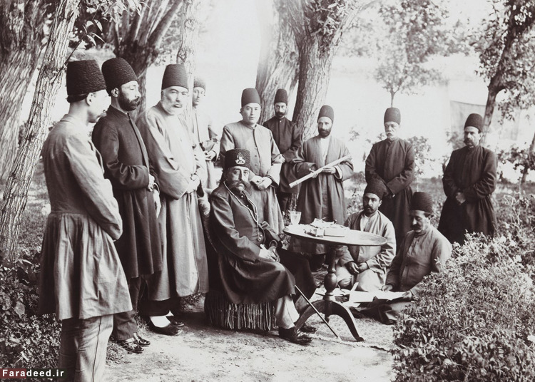 عریضه‌خوانی برای مظفرالدین‌شاه/عکس