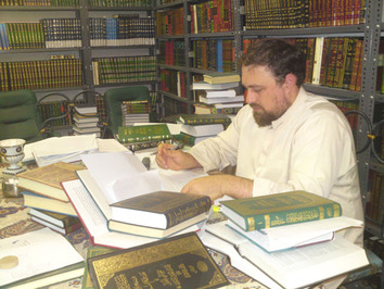 سیدحسن خمینی در اتاق کارش