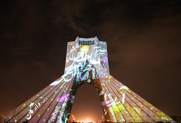 (تصاویر) رقص‌نور هنرمند آلمانی در برج آزادی