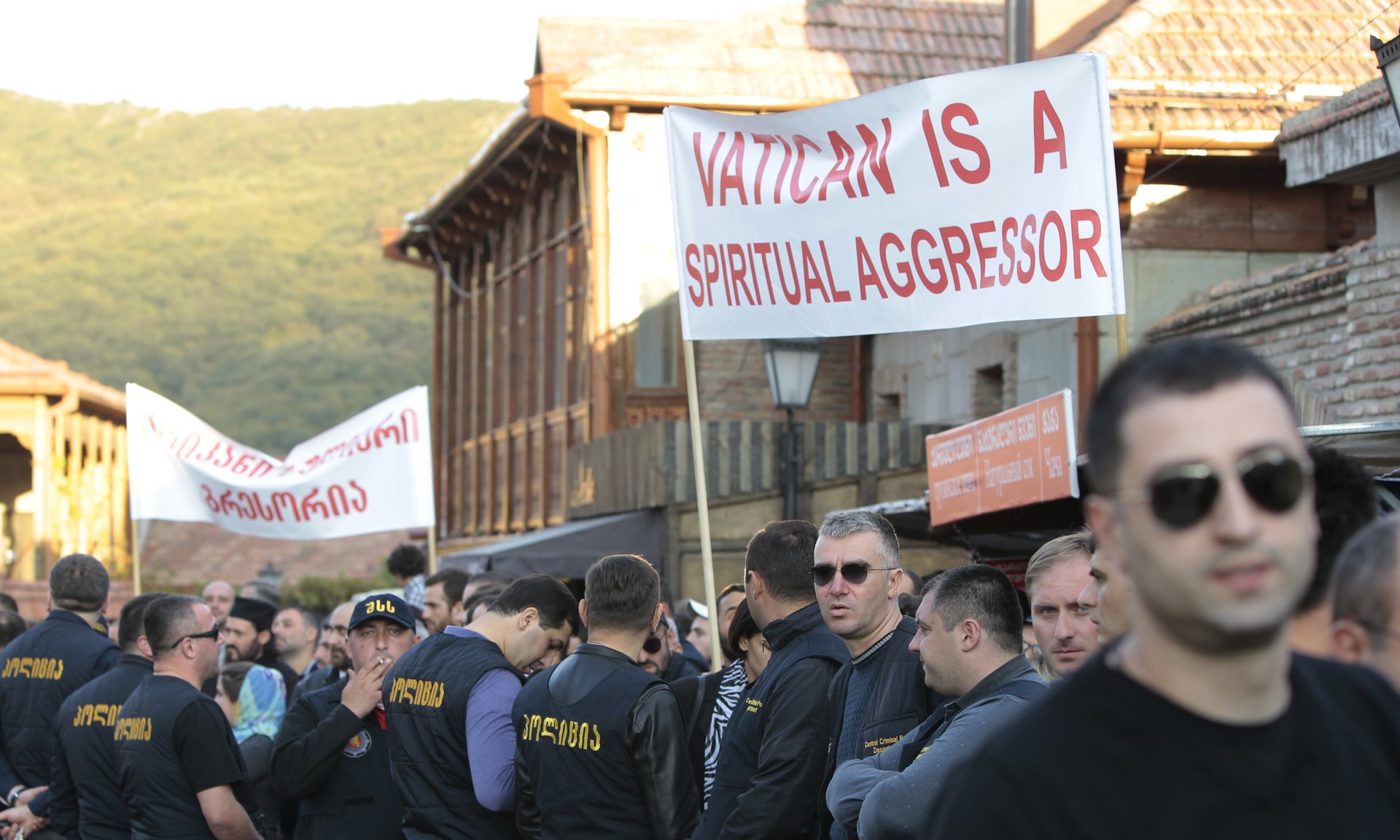 استقبال سرد از پاپ در ورزشگاه نیمه خالی تفلیس(+عکس)