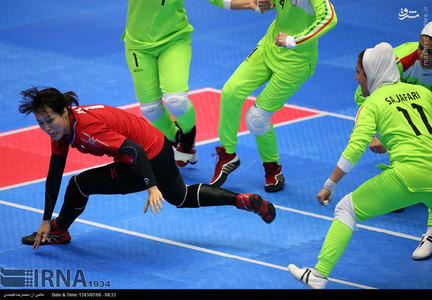 زن ژاپنی در محاصره ایرانی‌ ها /تصاویر