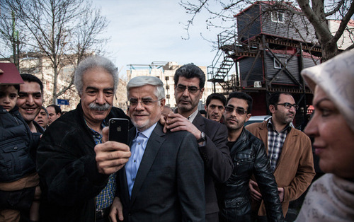 سلفی با عارف قبل از رای گیری/ عکس