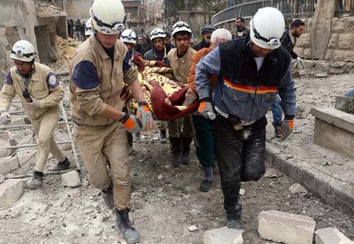 نجات معجزه‌ آسای پیرزن 80 ساله از زیر آوار! +عکس