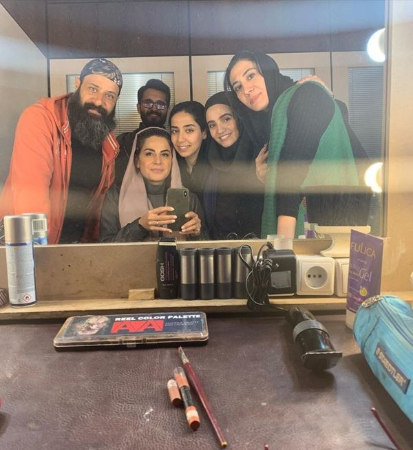 سلفی سیما تیرانداز روبروی آینه اتاق گریم