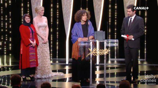 شهاب حسینی لحظه دریافت نخل طلای جشنواره کن/عکس