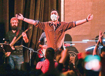 واکنش خواننده پاپ به توفان خاک در زادگاهش/عکس