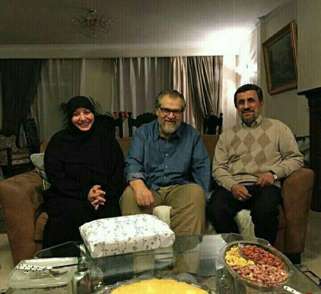 عیادت احمدی نژاد از کارگردان مشهور/ عکس