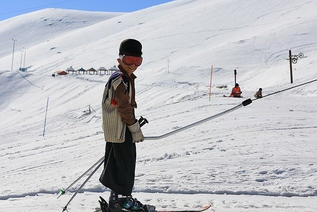 اسکی کردن با لباس سنتی!/ عکس