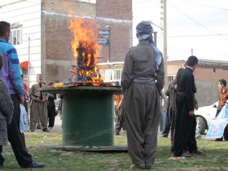 جوان مریوانی قلیان های مغازه خود را آتش زد (+عکس)