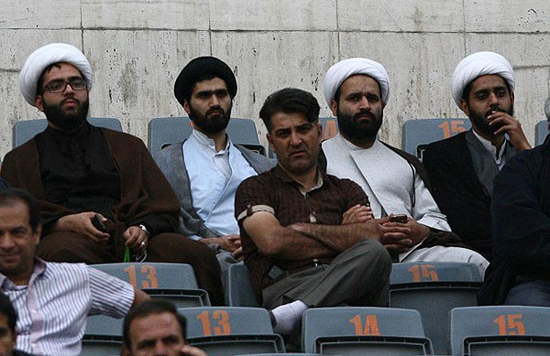 روحانی تماشاگر بازی استقلال/ عکس