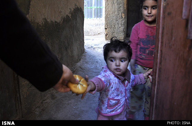 دختر 2 ساله، غرق در اعتیاد و گدایی!