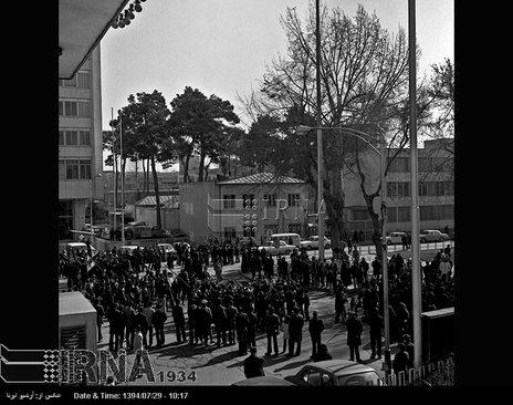 روز عاشورای حسینی (13بهمن 1352)، مردم تهران درمراسم عزاداری در محدوده بازار تهران شرکت می کنند