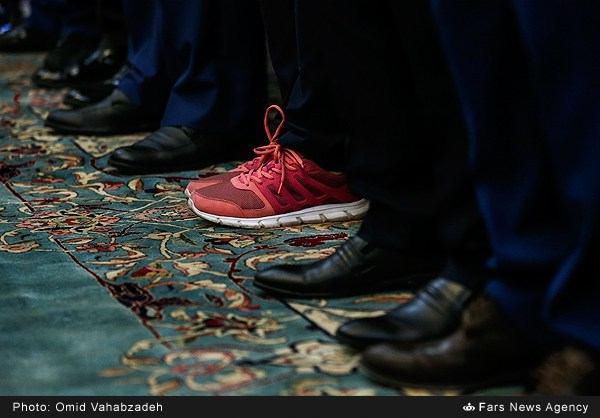 دختری با کفش های کتانی؛ عکسی که مورد توجه رسانه ها قرار گرفت/عکس