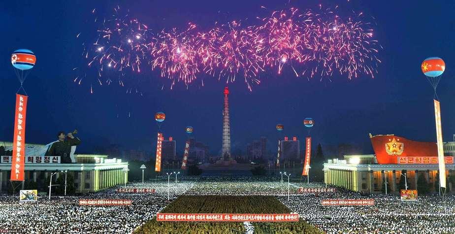 جشن آزمایش موفق موشکی در کره شمالی (عکس)