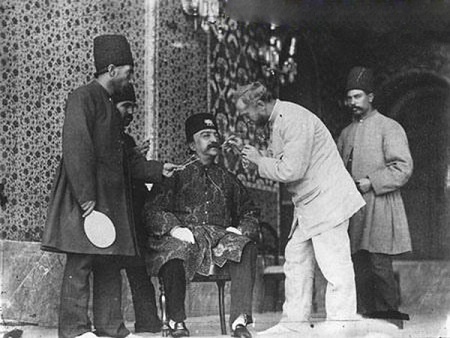 ژست متفاوت از ناصرالدین شاه/ عکس