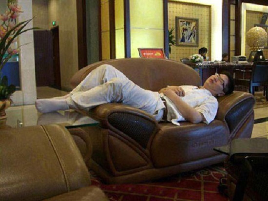 خوابیدن در شرایط سخت + تصاویر