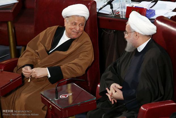 خوش و بش روحانی و آیت‌الله هاشمی در مجلس‌خبرگان/عکس