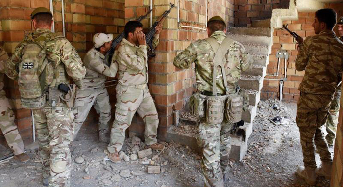 (تصاویر) آموزش انگلیسی‌ها به سربازان کرد