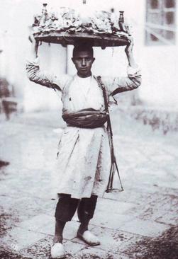 فروشنده دوره گرد زمان قاجار/ عکس
