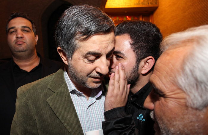 عکس/ حرف‌های درگوشی با مشایی