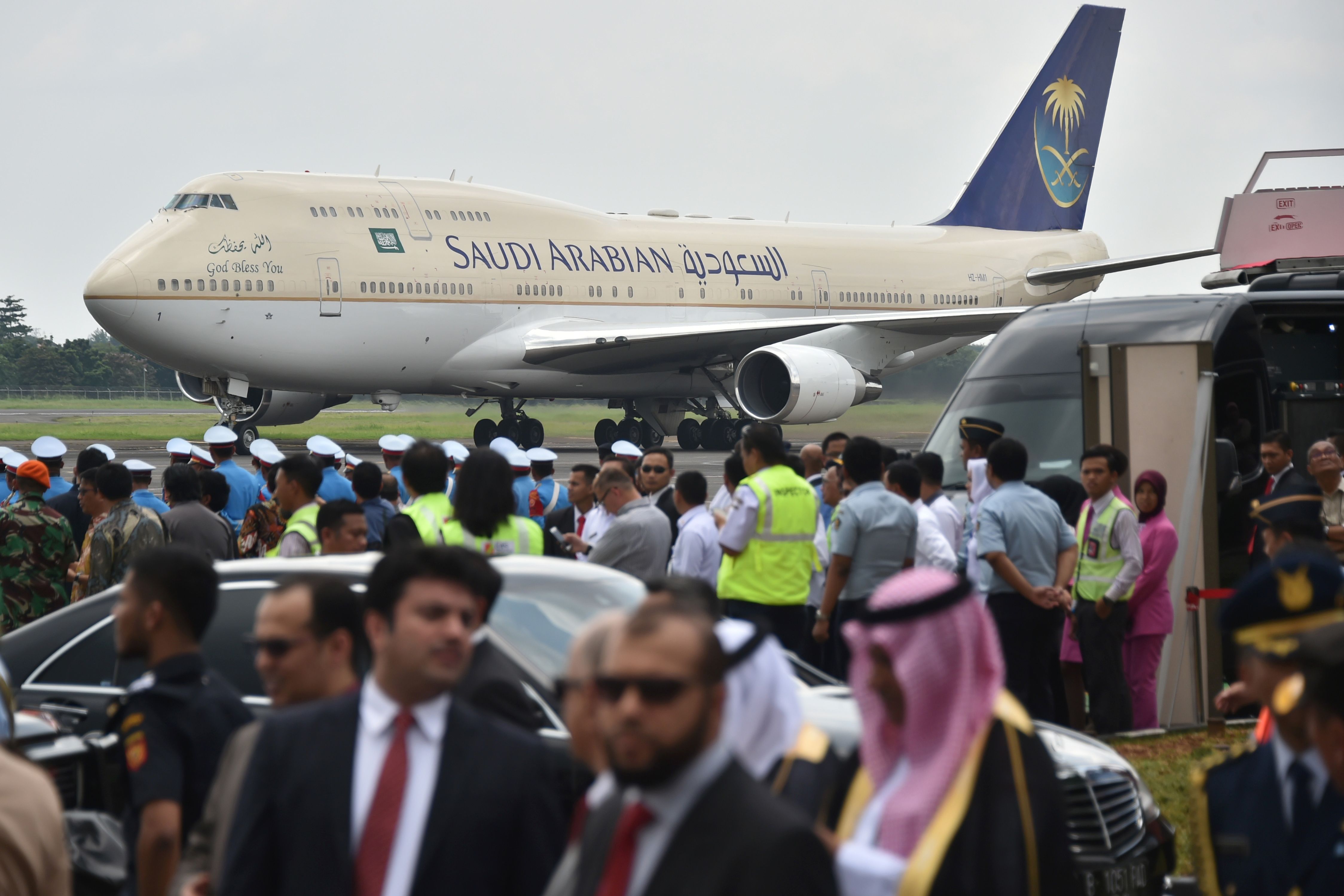 سفر پادشاه عربستان به اندونزی با هیأت همراه هزار نفره و خودروهای لیموزین