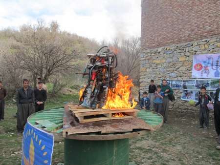 جوان مریوانی قلیان های مغازه خود را آتش زد (+عکس)