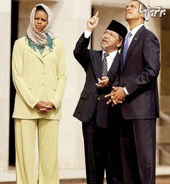 میشل اوباما نخستین بانوی سیاهپوست در ایالات‌متحده است. دو رگه آفریقایی– آمریكایی كه بعد از موفقیت همسرش در انتخابات آمریکا به مقامی رسمی در این كشور رسید. میشل اوباما در بسیاری از سفرها، همسر رییس‌جمهورش را همراهی می‌كند، مثل سفری كه به جاكارتا داشتند. آنها در این سفر از مسجد استقلال در جاكارتا بازدید كردند و میشل در این بازدید روسری بزرگی به سر داشت.