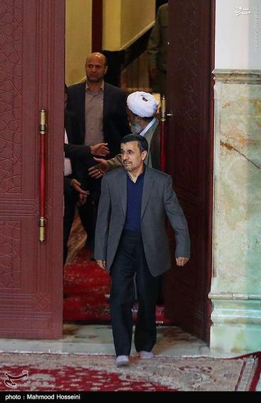 ورود احمدی نژاد به حرم امام (ره)/ عکس