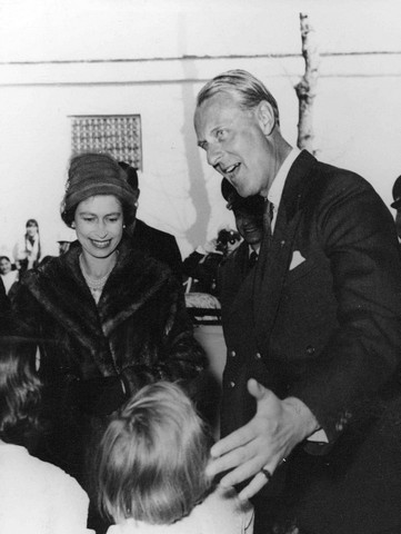 تصویری قدیمی و دیده نشده از سفر ملکه انگلیس و همسرش به ایران