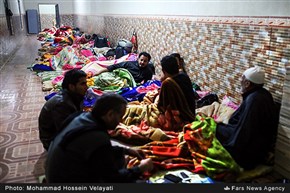 استراحت زائران حسینی در مسیر نجف به کربلا در موکب‌های تعبیه شده 