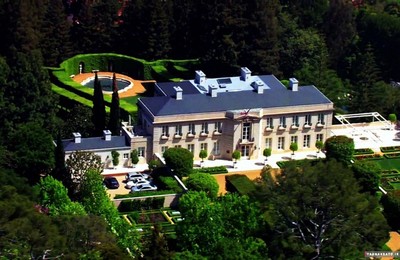 خانه ی Fluer De Lys قیمت 125 میليون دلار این خانه که به سبک اروپایی طراحی شده، 12496.8 مترمربع مساحت و پانزده هزار اتاق خواب دارد. البته همه ی اتاق های آن حمام ندارند. یک سینما با پنجاه نفر گنجایش، دیوارهای مرمر و کتابخانه ی دو طبقه و زمین ورزشی ۱۲۰۰ متری از جمله امکانات این خانه هستند.